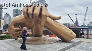 [P32] Instalata in 2015/2016, prezinta doi pumni din bronz in celebra pozitie de dans „calarie”, in fundal se canta piesa, celebrand cultura pop coreeana, iar oamenii se opresc pentru a face poze si a dansa pe melodia emblematica. » foto by geani anto
 - 
<span class="allrVoted glyphicon glyphicon-heart hidden" id="av1512638"></span>
<a class="m-l-10 hidden" id="sv1512638" onclick="voting_Foto_DelVot(,1512638,21214)" role="button">șterge vot <span class="glyphicon glyphicon-remove"></span></a>
<a id="v91512638" class=" c-red"  onclick="voting_Foto_SetVot(1512638)" role="button"><span class="glyphicon glyphicon-heart-empty"></span> <b>LIKE</b> = Votează poza</a> <img class="hidden"  id="f1512638W9" src="/imagini/loader.gif" border="0" /><span class="AjErrMes hidden" id="e1512638ErM"></span>