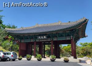 [P01] Poarta principala Heunghwamun, care atunci cand a fost construit palatul, era orientata spre est, nu spre sud, cum este acum si se afla la 15 minute de mers pe jos, de locul unde se afla astazi. In 1932, in timpul ocupatiei japoneze, poarta a fost mutata de pe amplasamentul sau pentru a fi folosita ca poarta principala pentru altarul cunoscut sub numele de Bangmunsa, care il onora pe Ito Hirobumi, care a fost de 4 ori prim-ministru al Japoniei si a devenit primul general rezident al Coreei in timpul ocupatiei japoneze. In 1988, Poarta Heunghwamun a fost mutata in locatia sa actuala si desemnata drept proprietate culturala. » foto by geani anto
 - 
<span class="allrVoted glyphicon glyphicon-heart hidden" id="av1512871"></span>
<a class="m-l-10 hidden" id="sv1512871" onclick="voting_Foto_DelVot(,1512871,21214)" role="button">șterge vot <span class="glyphicon glyphicon-remove"></span></a>
<a id="v91512871" class=" c-red"  onclick="voting_Foto_SetVot(1512871)" role="button"><span class="glyphicon glyphicon-heart-empty"></span> <b>LIKE</b> = Votează poza</a> <img class="hidden"  id="f1512871W9" src="/imagini/loader.gif" border="0" /><span class="AjErrMes hidden" id="e1512871ErM"></span>