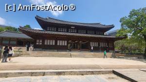 [P15] In partea dreapta a Jeukjodang, de-a lungul acesteia, se afla Sala Seokodang, singura cladire cu acoperis cu 2 etaje si fara traditionalele picturi colorate, asa cum sunt de obicei cladirile palatelor regale. La scurt timp dupa invazia japoneza din 1592, regele Seonjo si-a stabilit aici resedinta pentru cei 16 ani ramasi ai domniei sale. » foto by geani anto
 - 
<span class="allrVoted glyphicon glyphicon-heart hidden" id="av1514163"></span>
<a class="m-l-10 hidden" id="sv1514163" onclick="voting_Foto_DelVot(,1514163,21214)" role="button">șterge vot <span class="glyphicon glyphicon-remove"></span></a>
<a id="v91514163" class=" c-red"  onclick="voting_Foto_SetVot(1514163)" role="button"><span class="glyphicon glyphicon-heart-empty"></span> <b>LIKE</b> = Votează poza</a> <img class="hidden"  id="f1514163W9" src="/imagini/loader.gif" border="0" /><span class="AjErrMes hidden" id="e1514163ErM"></span>