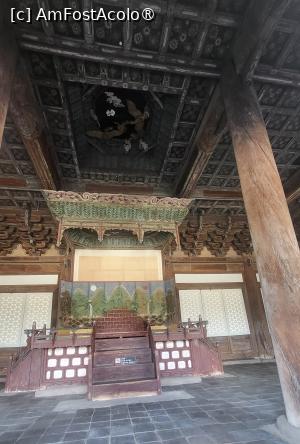 [P10] Sala e dominata de tronul si paravanul din spatele acestuia avand acelasi model cu soarele si luna, reprezentand regele si regina, iar cei 5 munti, simbolizand imperiul. Tavanul din lemn e decorat cu dragoni sculptati, ce simbolizeaza autoritatea totala a imparatului. » foto by geani anto
 - 
<span class="allrVoted glyphicon glyphicon-heart hidden" id="av1514874"></span>
<a class="m-l-10 hidden" id="sv1514874" onclick="voting_Foto_DelVot(,1514874,21214)" role="button">șterge vot <span class="glyphicon glyphicon-remove"></span></a>
<a id="v91514874" class=" c-red"  onclick="voting_Foto_SetVot(1514874)" role="button"><span class="glyphicon glyphicon-heart-empty"></span> <b>LIKE</b> = Votează poza</a> <img class="hidden"  id="f1514874W9" src="/imagini/loader.gif" border="0" /><span class="AjErrMes hidden" id="e1514874ErM"></span>