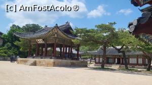 [P14] Pavilionul Haminjeong era locul unde se tineau banchete si unde regele primea oficiali civili si militari de rang inalt la palat, numele inseamnand „a pastra bunavointa”. 
Are o structura deschisa pe toate cele 4 laturi, fara pereti, dar intr-o pictura cunoscuta sub numele de „Pictura Palatului de Est”, pavilionul este reprezentat cu pereti pe trei laturi. Pictura prezinta si curtea din fata, sugerand ca diverse spectacole si evenimente au avut loc la acest pavilion. 
 » foto by geani anto
 - 
<span class="allrVoted glyphicon glyphicon-heart hidden" id="av1514878"></span>
<a class="m-l-10 hidden" id="sv1514878" onclick="voting_Foto_DelVot(,1514878,21214)" role="button">șterge vot <span class="glyphicon glyphicon-remove"></span></a>
<a id="v91514878" class=" c-red"  onclick="voting_Foto_SetVot(1514878)" role="button"><span class="glyphicon glyphicon-heart-empty"></span> <b>LIKE</b> = Votează poza</a> <img class="hidden"  id="f1514878W9" src="/imagini/loader.gif" border="0" /><span class="AjErrMes hidden" id="e1514878ErM"></span>