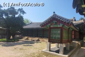 [P08] In timpul ocupatiei japoneze de la inceputul secolului XX, toate cladirile de aici au fost distruse. In 2005, Gwolnaegaksa a fost reconstruita conform designului sau original, separat de complexul palatului printr-un canal folosit pentru a transporta apa de la izvorul din zona Ongnyucheon (numit Paraul de Jad), situat in Gradina secreta. Motivul pentru existenta acestui canal este, printre altele, credinta ca intrarea in palat prin apa curgatoare era un semn bun si ar preveni orice necaz. » foto by geani anto
 - 
<span class="allrVoted glyphicon glyphicon-heart hidden" id="av1515636"></span>
<a class="m-l-10 hidden" id="sv1515636" onclick="voting_Foto_DelVot(,1515636,21214)" role="button">șterge vot <span class="glyphicon glyphicon-remove"></span></a>
<a id="v91515636" class=" c-red"  onclick="voting_Foto_SetVot(1515636)" role="button"><span class="glyphicon glyphicon-heart-empty"></span> <b>LIKE</b> = Votează poza</a> <img class="hidden"  id="f1515636W9" src="/imagini/loader.gif" border="0" /><span class="AjErrMes hidden" id="e1515636ErM"></span>