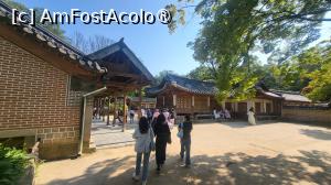 [P17] Urmatoarea zona vizita este aceea a pavilioanelor regale Yeongyeongdang si Seonhyangjae, o serie de cladiri inconjurate de un zid.
Sala Yeongyeongdang a fost construita de printul mostenitor Hyomyeong, dupa modelul caselor nobilimii coreene din timpul domniei regelui Sunjo, ca loc ceremonial pentru mama sa, Regina Sunwon si tatal sau, Regele Sunjong. » foto by geani anto
 - 
<span class="allrVoted glyphicon glyphicon-heart hidden" id="av1515863"></span>
<a class="m-l-10 hidden" id="sv1515863" onclick="voting_Foto_DelVot(,1515863,21214)" role="button">șterge vot <span class="glyphicon glyphicon-remove"></span></a>
<a id="v91515863" class=" c-red"  onclick="voting_Foto_SetVot(1515863)" role="button"><span class="glyphicon glyphicon-heart-empty"></span> <b>LIKE</b> = Votează poza</a> <img class="hidden"  id="f1515863W9" src="/imagini/loader.gif" border="0" /><span class="AjErrMes hidden" id="e1515863ErM"></span>