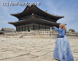 [P14] Construit in principal din lemn, Geunjeongjeon se afla in centrul unei curti dreptunghiulare mari, deasupra unei platforme de piatra cu 2 niveluri.  » foto by geani anto
 - 
<span class="allrVoted glyphicon glyphicon-heart hidden" id="av1517612"></span>
<a class="m-l-10 hidden" id="sv1517612" onclick="voting_Foto_DelVot(,1517612,21214)" role="button">șterge vot <span class="glyphicon glyphicon-remove"></span></a>
<a id="v91517612" class=" c-red"  onclick="voting_Foto_SetVot(1517612)" role="button"><span class="glyphicon glyphicon-heart-empty"></span> <b>LIKE</b> = Votează poza</a> <img class="hidden"  id="f1517612W9" src="/imagini/loader.gif" border="0" /><span class="AjErrMes hidden" id="e1517612ErM"></span>