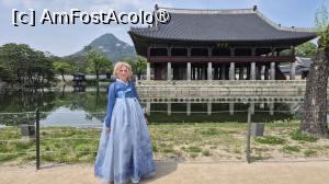 [P18] In timpul agresiunii japoneze din 1592, Pavilionul Gyeonghoeru original a ars, ramanand doar suporturile de piatra. In al patrulea an al domniei regelui Gojong, pavilionul a fost reconstruit. Initial, stalpii de piatra erau decorati cu sculpturi reprezentand dragoni care se ridica spre cer, dar aceste detalii nu au fost reproduse atunci cand pavilionul a fost reconstruit. » foto by geani anto
 - 
<span class="allrVoted glyphicon glyphicon-heart hidden" id="av1517616"></span>
<a class="m-l-10 hidden" id="sv1517616" onclick="voting_Foto_DelVot(,1517616,21214)" role="button">șterge vot <span class="glyphicon glyphicon-remove"></span></a>
<a id="v91517616" class=" c-red"  onclick="voting_Foto_SetVot(1517616)" role="button"><span class="glyphicon glyphicon-heart-empty"></span> <b>LIKE</b> = Votează poza</a> <img class="hidden"  id="f1517616W9" src="/imagini/loader.gif" border="0" /><span class="AjErrMes hidden" id="e1517616ErM"></span>