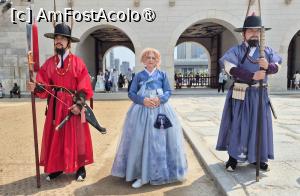 [P05] Am asistat si noi la ceremonie, iar la sfarsitul acesteia, timp de cateva minute, ne-a fost permisa fotografierea alaturi de garzi.  » foto by geani anto
 - 
<span class="allrVoted glyphicon glyphicon-heart hidden" id="av1517603"></span>
<a class="m-l-10 hidden" id="sv1517603" onclick="voting_Foto_DelVot(,1517603,21214)" role="button">șterge vot <span class="glyphicon glyphicon-remove"></span></a>
<a id="v91517603" class=" c-red"  onclick="voting_Foto_SetVot(1517603)" role="button"><span class="glyphicon glyphicon-heart-empty"></span> <b>LIKE</b> = Votează poza</a> <img class="hidden"  id="f1517603W9" src="/imagini/loader.gif" border="0" /><span class="AjErrMes hidden" id="e1517603ErM"></span>