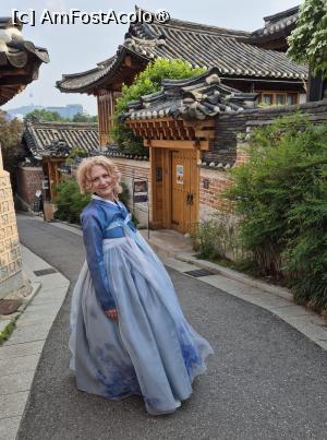 [P06] Hanok-urile se caracterizeaza prin acoperisurile lor curbate din tigla, grinzile din lemn, portile si ferestrele cu design complex si pozitionarea strategica pentru a oferi vederi uimitoare ale orasului si ale muntilor din apropiere. Au fost renovate cu materiale noi, fara a-si pierde caracteristicile tipice, pentru a da nastere unui nou tip de resedinta urbana, astfel incat sa se adapteze structurii urbane moderne » foto by geani anto
 - 
<span class="allrVoted glyphicon glyphicon-heart hidden" id="av1517637"></span>
<a class="m-l-10 hidden" id="sv1517637" onclick="voting_Foto_DelVot(,1517637,21214)" role="button">șterge vot <span class="glyphicon glyphicon-remove"></span></a>
<a id="v91517637" class=" c-red"  onclick="voting_Foto_SetVot(1517637)" role="button"><span class="glyphicon glyphicon-heart-empty"></span> <b>LIKE</b> = Votează poza</a> <img class="hidden"  id="f1517637W9" src="/imagini/loader.gif" border="0" /><span class="AjErrMes hidden" id="e1517637ErM"></span>