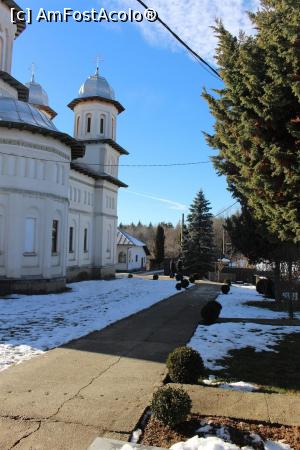 [P25] Mănăstirea Slănic, Argeş, Partea de nord a bisericii » foto by mprofeanu
 - 
<span class="allrVoted glyphicon glyphicon-heart hidden" id="av938951"></span>
<a class="m-l-10 hidden" id="sv938951" onclick="voting_Foto_DelVot(,938951,21248)" role="button">șterge vot <span class="glyphicon glyphicon-remove"></span></a>
<a id="v9938951" class=" c-red"  onclick="voting_Foto_SetVot(938951)" role="button"><span class="glyphicon glyphicon-heart-empty"></span> <b>LIKE</b> = Votează poza</a> <img class="hidden"  id="f938951W9" src="/imagini/loader.gif" border="0" /><span class="AjErrMes hidden" id="e938951ErM"></span>