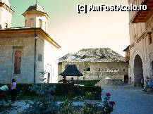 P08 [SEP-2011] Mănăstirea Negru Vodă din Câmpulung Muscel:biserica domnească(în stânga),turnul clopotniței(în dreapta) și casa domnească(în plan central)