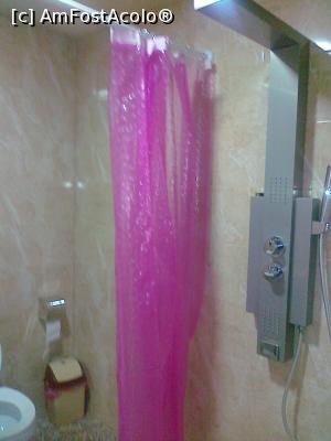 [P06] Hostel Luxe Kutaisi - camera cu 5 paturi: baia » foto by calator2000
 - 
<span class="allrVoted glyphicon glyphicon-heart hidden" id="av810775"></span>
<a class="m-l-10 hidden" id="sv810775" onclick="voting_Foto_DelVot(,810775,21267)" role="button">șterge vot <span class="glyphicon glyphicon-remove"></span></a>
<a id="v9810775" class=" c-red"  onclick="voting_Foto_SetVot(810775)" role="button"><span class="glyphicon glyphicon-heart-empty"></span> <b>LIKE</b> = Votează poza</a> <img class="hidden"  id="f810775W9" src="/imagini/loader.gif" border="0" /><span class="AjErrMes hidden" id="e810775ErM"></span>