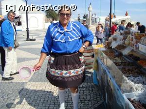 P03 [SEP-2016] Am intalnit femeia din Nazare, ce poarta 7 fuste, una peste alta, respectand traditia... ma uit lung la sosetele lungi de lana, pe o temperatura de 30 de grade