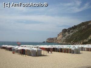 P04 [SEP-2016] Praia -nivelul de jos al statiunii -sus este Sitio, promontoriul stancos, unde ajungi cu funicularul