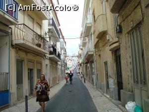 P09 [SEP-2016] Strada din Nazare, unde vanez o localnica in fuste