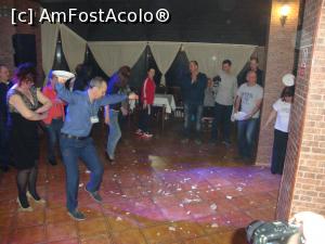 [P15] Unora nu le-a plăcut la Dobru, motiv pentru care le-au spart oamenilor de acolo o grămadă de farfurii! :) În fundal răsuna nuş'ce muzică grecească! » foto by Floryn81
 - 
<span class="allrVoted glyphicon glyphicon-heart hidden" id="av842116"></span>
<a class="m-l-10 hidden" id="sv842116" onclick="voting_Foto_DelVot(,842116,21399)" role="button">șterge vot <span class="glyphicon glyphicon-remove"></span></a>
<a id="v9842116" class=" c-red"  onclick="voting_Foto_SetVot(842116)" role="button"><span class="glyphicon glyphicon-heart-empty"></span> <b>LIKE</b> = Votează poza</a> <img class="hidden"  id="f842116W9" src="/imagini/loader.gif" border="0" /><span class="AjErrMes hidden" id="e842116ErM"></span>