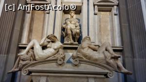 [P02] Mormantul lui Giuliano, duce de Nemours din Sacristia Noua, Capelele familiei Medici (Biserica San Lorenzo din Florenta) 
Cele doua statui asezate oblic sunt Noaptea si Ziua (neterminata).  » foto by miha70
 - 
<span class="allrVoted glyphicon glyphicon-heart hidden" id="av836159"></span>
<a class="m-l-10 hidden" id="sv836159" onclick="voting_Foto_DelVot(,836159,21403)" role="button">șterge vot <span class="glyphicon glyphicon-remove"></span></a>
<a id="v9836159" class=" c-red"  onclick="voting_Foto_SetVot(836159)" role="button"><span class="glyphicon glyphicon-heart-empty"></span> <b>LIKE</b> = Votează poza</a> <img class="hidden"  id="f836159W9" src="/imagini/loader.gif" border="0" /><span class="AjErrMes hidden" id="e836159ErM"></span>