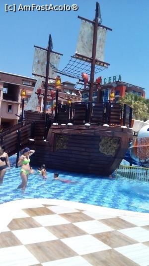 [P26] tot in aqua park » foto by michaela_1961
 - 
<span class="allrVoted glyphicon glyphicon-heart hidden" id="av975956"></span>
<a class="m-l-10 hidden" id="sv975956" onclick="voting_Foto_DelVot(,975956,21411)" role="button">șterge vot <span class="glyphicon glyphicon-remove"></span></a>
<a id="v9975956" class=" c-red"  onclick="voting_Foto_SetVot(975956)" role="button"><span class="glyphicon glyphicon-heart-empty"></span> <b>LIKE</b> = Votează poza</a> <img class="hidden"  id="f975956W9" src="/imagini/loader.gif" border="0" /><span class="AjErrMes hidden" id="e975956ErM"></span>