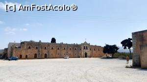 [P48] Mănăstirea Arkadi și parcarea uriașă din fața porții principale » foto by Carmen Ion
 - 
<span class="allrVoted glyphicon glyphicon-heart hidden" id="av1208022"></span>
<a class="m-l-10 hidden" id="sv1208022" onclick="voting_Foto_DelVot(,1208022,21565)" role="button">șterge vot <span class="glyphicon glyphicon-remove"></span></a>
<a id="v91208022" class=" c-red"  onclick="voting_Foto_SetVot(1208022)" role="button"><span class="glyphicon glyphicon-heart-empty"></span> <b>LIKE</b> = Votează poza</a> <img class="hidden"  id="f1208022W9" src="/imagini/loader.gif" border="0" /><span class="AjErrMes hidden" id="e1208022ErM"></span>