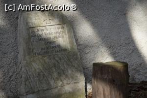[P30] Piatră funerară din curtea bisericii » foto by Mika
 - 
<span class="allrVoted glyphicon glyphicon-heart hidden" id="av1053595"></span>
<a class="m-l-10 hidden" id="sv1053595" onclick="voting_Foto_DelVot(,1053595,21648)" role="button">șterge vot <span class="glyphicon glyphicon-remove"></span></a>
<a id="v91053595" class=" c-red"  onclick="voting_Foto_SetVot(1053595)" role="button"><span class="glyphicon glyphicon-heart-empty"></span> <b>LIKE</b> = Votează poza</a> <img class="hidden"  id="f1053595W9" src="/imagini/loader.gif" border="0" /><span class="AjErrMes hidden" id="e1053595ErM"></span>