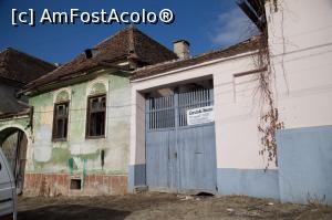 [P08] Chiar lângă casa restaurată se află una, probabil la fel de veche, dar in faza avansată de deteriorare. Era de vânzare.  » foto by Mika
 - 
<span class="allrVoted glyphicon glyphicon-heart hidden" id="av1053573"></span>
<a class="m-l-10 hidden" id="sv1053573" onclick="voting_Foto_DelVot(,1053573,21648)" role="button">șterge vot <span class="glyphicon glyphicon-remove"></span></a>
<a id="v91053573" class=" c-red"  onclick="voting_Foto_SetVot(1053573)" role="button"><span class="glyphicon glyphicon-heart-empty"></span> <b>LIKE</b> = Votează poza</a> <img class="hidden"  id="f1053573W9" src="/imagini/loader.gif" border="0" /><span class="AjErrMes hidden" id="e1053573ErM"></span>