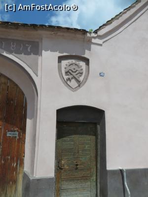 [P04] Însemn heraldic mai recent pe o casă de secol al XIX-lea - Agnita.  » foto by tata123 🔱
 - 
<span class="allrVoted glyphicon glyphicon-heart hidden" id="av1152976"></span>
<a class="m-l-10 hidden" id="sv1152976" onclick="voting_Foto_DelVot(,1152976,21648)" role="button">șterge vot <span class="glyphicon glyphicon-remove"></span></a>
<a id="v91152976" class=" c-red"  onclick="voting_Foto_SetVot(1152976)" role="button"><span class="glyphicon glyphicon-heart-empty"></span> <b>LIKE</b> = Votează poza</a> <img class="hidden"  id="f1152976W9" src="/imagini/loader.gif" border="0" /><span class="AjErrMes hidden" id="e1152976ErM"></span>