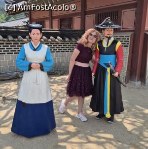 [P05] Palatul a fost grav avariat in timpul eforturilor Japoniei de a anexa Peninsula Coreeana, dar a fost complet restaurat dupa 119 ani, iar proiectul a durat 35 de ani, de la lansarea sa in 1989. A fost locul unde s-au filmat scene ale cunoscutelor drame coreene: ,,Luna imbratiseaza Soarele', ,,Printul de pe acoperis', ,,Arborele cu radacini adanci', ,,Iubitul printesei', ,,Furtuna la palat', ,,Insu, regina mama', ,,Eu si regina',
,,Regele mascat'. » foto by geani anto
 - 
<span class="allrVoted glyphicon glyphicon-heart hidden" id="av1518104"></span>
<a class="m-l-10 hidden" id="sv1518104" onclick="voting_Foto_DelVot(,1518104,21685)" role="button">șterge vot <span class="glyphicon glyphicon-remove"></span></a>
<a id="v91518104" class=" c-red"  onclick="voting_Foto_SetVot(1518104)" role="button"><span class="glyphicon glyphicon-heart-empty"></span> <b>LIKE</b> = Votează poza</a> <img class="hidden"  id="f1518104W9" src="/imagini/loader.gif" border="0" /><span class="AjErrMes hidden" id="e1518104ErM"></span>