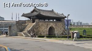 [P01] Cetatea Hwaseong se deosebeste de cetatile din China si Japonia prin faptul ca aceasta combina functiile militare, politice si comerciale, in designul sau aplicandu-se cele mai recente cunostinte stiintifice ale timpurilor.
Hwaseong este, de asemenea, unic prin faptul ca acopera atat terenuri plate, cat si deluroase, utilizand terenul pentru o eficacitate defensiva maxima.
 » foto by geani anto
 - 
<span class="allrVoted glyphicon glyphicon-heart hidden" id="av1518472"></span>
<a class="m-l-10 hidden" id="sv1518472" onclick="voting_Foto_DelVot(,1518472,21685)" role="button">șterge vot <span class="glyphicon glyphicon-remove"></span></a>
<a id="v91518472" class=" c-red"  onclick="voting_Foto_SetVot(1518472)" role="button"><span class="glyphicon glyphicon-heart-empty"></span> <b>LIKE</b> = Votează poza</a> <img class="hidden"  id="f1518472W9" src="/imagini/loader.gif" border="0" /><span class="AjErrMes hidden" id="e1518472ErM"></span>