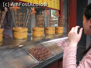 [P11] Pe frigarui erau caluti de mare sau stele de mare si aratai ce vrei si aveau ulei incins in care introduceau pentru cateva minute frigaruile » foto by mishu
 - 
<span class="allrVoted glyphicon glyphicon-heart hidden" id="av725704"></span>
<a class="m-l-10 hidden" id="sv725704" onclick="voting_Foto_DelVot(,725704,21716)" role="button">șterge vot <span class="glyphicon glyphicon-remove"></span></a>
<a id="v9725704" class=" c-red"  onclick="voting_Foto_SetVot(725704)" role="button"><span class="glyphicon glyphicon-heart-empty"></span> <b>LIKE</b> = Votează poza</a> <img class="hidden"  id="f725704W9" src="/imagini/loader.gif" border="0" /><span class="AjErrMes hidden" id="e725704ErM"></span>