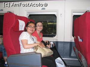 [P30] Interior tren de mare viteza clasa I cam asa de confortabile erau, priviti ce spatiu intre scaune si se vad si suporturile pentru picioare, iar din spatarul scaunului (din portiune gri din poza) se scotea masuta, iar la geam marginea era plata, cam de vreo 8 cm si puteai sa-ti pui acolo sticla de suc. Tot in dreptul geamului (de fapt intre geamuri) se vede o agatatoare care era doar pentru haina nu aveai voie sa agati geanta, daca o agatai erai atentionat. » foto by mishu
 - 
<span class="allrVoted glyphicon glyphicon-heart hidden" id="av725731"></span>
<a class="m-l-10 hidden" id="sv725731" onclick="voting_Foto_DelVot(,725731,21716)" role="button">șterge vot <span class="glyphicon glyphicon-remove"></span></a>
<a id="v9725731" class=" c-red"  onclick="voting_Foto_SetVot(725731)" role="button"><span class="glyphicon glyphicon-heart-empty"></span> <b>LIKE</b> = Votează poza</a> <img class="hidden"  id="f725731W9" src="/imagini/loader.gif" border="0" /><span class="AjErrMes hidden" id="e725731ErM"></span>