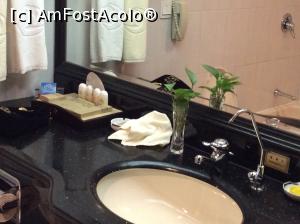 [P06] Interior baie in Hangzhou si unde se vede si teava suplimentara (acea teava subtirica mai inalta) iar in spatele ei pe o placuta scrie ca este apa de baut (oricum tot primeam sticlute cu apa in camera zilnic)  » foto by mishu
 - 
<span class="allrVoted glyphicon glyphicon-heart hidden" id="av725694"></span>
<a class="m-l-10 hidden" id="sv725694" onclick="voting_Foto_DelVot(,725694,21716)" role="button">șterge vot <span class="glyphicon glyphicon-remove"></span></a>
<a id="v9725694" class=" c-red"  onclick="voting_Foto_SetVot(725694)" role="button"><span class="glyphicon glyphicon-heart-empty"></span> <b>LIKE</b> = Votează poza</a> <img class="hidden"  id="f725694W9" src="/imagini/loader.gif" border="0" /><span class="AjErrMes hidden" id="e725694ErM"></span>