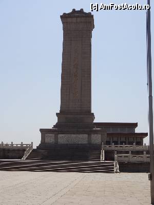 [P15] Piata Tiananmen / Monumentul dedicat Eroilor Neamului. Se observa la baza o parte din basolierefele din marmura alba...  » foto by Marian Preda
 - 
<span class="allrVoted glyphicon glyphicon-heart hidden" id="av382777"></span>
<a class="m-l-10 hidden" id="sv382777" onclick="voting_Foto_DelVot(,382777,21752)" role="button">șterge vot <span class="glyphicon glyphicon-remove"></span></a>
<a id="v9382777" class=" c-red"  onclick="voting_Foto_SetVot(382777)" role="button"><span class="glyphicon glyphicon-heart-empty"></span> <b>LIKE</b> = Votează poza</a> <img class="hidden"  id="f382777W9" src="/imagini/loader.gif" border="0" /><span class="AjErrMes hidden" id="e382777ErM"></span>
