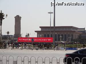 [P02] Piata Tiananmen / Fotografie facuta din partea opusa bulevardului, in vestul Pietii Tienanmen.  » foto by Marian Preda
 - 
<span class="allrVoted glyphicon glyphicon-heart hidden" id="av382762"></span>
<a class="m-l-10 hidden" id="sv382762" onclick="voting_Foto_DelVot(,382762,21752)" role="button">șterge vot <span class="glyphicon glyphicon-remove"></span></a>
<a id="v9382762" class=" c-red"  onclick="voting_Foto_SetVot(382762)" role="button"><span class="glyphicon glyphicon-heart-empty"></span> <b>LIKE</b> = Votează poza</a> <img class="hidden"  id="f382762W9" src="/imagini/loader.gif" border="0" /><span class="AjErrMes hidden" id="e382762ErM"></span>
