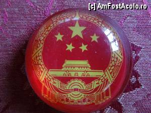 [P25] Piata Tiananmen / Suvenir cu stema Republicii Populare Chineza.  » foto by Marian Preda
 - 
<span class="allrVoted glyphicon glyphicon-heart hidden" id="av382795"></span>
<a class="m-l-10 hidden" id="sv382795" onclick="voting_Foto_DelVot(,382795,21752)" role="button">șterge vot <span class="glyphicon glyphicon-remove"></span></a>
<a id="v9382795" class=" c-red"  onclick="voting_Foto_SetVot(382795)" role="button"><span class="glyphicon glyphicon-heart-empty"></span> <b>LIKE</b> = Votează poza</a> <img class="hidden"  id="f382795W9" src="/imagini/loader.gif" border="0" /><span class="AjErrMes hidden" id="e382795ErM"></span>