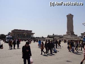 [P27] Piata Tiananmen / Mare aglomeratie intre Obelisc si Mausoleul lui Mao.  » foto by Marian Preda
 - 
<span class="allrVoted glyphicon glyphicon-heart hidden" id="av382798"></span>
<a class="m-l-10 hidden" id="sv382798" onclick="voting_Foto_DelVot(,382798,21752)" role="button">șterge vot <span class="glyphicon glyphicon-remove"></span></a>
<a id="v9382798" class=" c-red"  onclick="voting_Foto_SetVot(382798)" role="button"><span class="glyphicon glyphicon-heart-empty"></span> <b>LIKE</b> = Votează poza</a> <img class="hidden"  id="f382798W9" src="/imagini/loader.gif" border="0" /><span class="AjErrMes hidden" id="e382798ErM"></span>