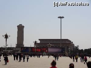 [P05] Piata Tiananmen / In interiorul pietii. Se observa ecranul ce difuza filme de propaganda si Obeliscul inalt de 39 de metri. In spatele lor se afla Mausoleul lui Mao.  » foto by Marian Preda
 - 
<span class="allrVoted glyphicon glyphicon-heart hidden" id="av382765"></span>
<a class="m-l-10 hidden" id="sv382765" onclick="voting_Foto_DelVot(,382765,21752)" role="button">șterge vot <span class="glyphicon glyphicon-remove"></span></a>
<a id="v9382765" class=" c-red"  onclick="voting_Foto_SetVot(382765)" role="button"><span class="glyphicon glyphicon-heart-empty"></span> <b>LIKE</b> = Votează poza</a> <img class="hidden"  id="f382765W9" src="/imagini/loader.gif" border="0" /><span class="AjErrMes hidden" id="e382765ErM"></span>