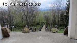[P13] Scara cu brațele laterale (formând o cruce) văzute dinspre pridvorul deschis al bisericii. În depărtare se vede valea râului Moldova » foto by Lucien
 - 
<span class="allrVoted glyphicon glyphicon-heart hidden" id="av855492"></span>
<a class="m-l-10 hidden" id="sv855492" onclick="voting_Foto_DelVot(,855492,21912)" role="button">șterge vot <span class="glyphicon glyphicon-remove"></span></a>
<a id="v9855492" class=" c-red"  onclick="voting_Foto_SetVot(855492)" role="button"><span class="glyphicon glyphicon-heart-empty"></span> <b>LIKE</b> = Votează poza</a> <img class="hidden"  id="f855492W9" src="/imagini/loader.gif" border="0" /><span class="AjErrMes hidden" id="e855492ErM"></span>