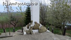 [P16] Detaliu cu partea inferioară a crucii astrale. În depărtare se vede valea râului Moldova și primele case din satul Vadul Moldovei.  » foto by Lucien
 - 
<span class="allrVoted glyphicon glyphicon-heart hidden" id="av855499"></span>
<a class="m-l-10 hidden" id="sv855499" onclick="voting_Foto_DelVot(,855499,21912)" role="button">șterge vot <span class="glyphicon glyphicon-remove"></span></a>
<a id="v9855499" class=" c-red"  onclick="voting_Foto_SetVot(855499)" role="button"><span class="glyphicon glyphicon-heart-empty"></span> <b>LIKE</b> = Votează poza</a> <img class="hidden"  id="f855499W9" src="/imagini/loader.gif" border="0" /><span class="AjErrMes hidden" id="e855499ErM"></span>