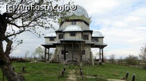 [P17] În spatele bisericii o clădire sub formă de cruce care, după mine, seamănă și a observator astronomic și a O. Z. N. De fapt, conform ctitorului, are ca formă proiecția picturii lui Melchisedec (cea din biserică), ”cu coroana în 12 și având crucea astrală cu 6 brațe”.  » foto by Lucien
 - 
<span class="allrVoted glyphicon glyphicon-heart hidden" id="av855500"></span>
<a class="m-l-10 hidden" id="sv855500" onclick="voting_Foto_DelVot(,855500,21912)" role="button">șterge vot <span class="glyphicon glyphicon-remove"></span></a>
<a id="v9855500" class=" c-red"  onclick="voting_Foto_SetVot(855500)" role="button"><span class="glyphicon glyphicon-heart-empty"></span> <b>LIKE</b> = Votează poza</a> <img class="hidden"  id="f855500W9" src="/imagini/loader.gif" border="0" /><span class="AjErrMes hidden" id="e855500ErM"></span>