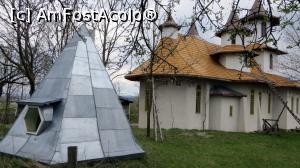 [P18] În prim plan, o piramidă energetică, înaltă de vreo 3 m, cu scări de acces sub ea. Piramida are rolul de a capta energiile universului, iar în interiorul ei se pot face diverse observații și experimente. În spate, biserica La Temelie având 4 turle dispuse în cruce » foto by Lucien
 - 
<span class="allrVoted glyphicon glyphicon-heart hidden" id="av855501"></span>
<a class="m-l-10 hidden" id="sv855501" onclick="voting_Foto_DelVot(,855501,21912)" role="button">șterge vot <span class="glyphicon glyphicon-remove"></span></a>
<a id="v9855501" class=" c-red"  onclick="voting_Foto_SetVot(855501)" role="button"><span class="glyphicon glyphicon-heart-empty"></span> <b>LIKE</b> = Votează poza</a> <img class="hidden"  id="f855501W9" src="/imagini/loader.gif" border="0" /><span class="AjErrMes hidden" id="e855501ErM"></span>