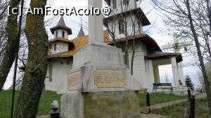[P19] În prim-plan este crucea creștină având pe postament texte din Psalmi și altele tip pisanie. După biserică, în dreapta, se vede crucea astrală cu 4 brațe orizontale.  » foto by Lucien
 - 
<span class="allrVoted glyphicon glyphicon-heart hidden" id="av855502"></span>
<a class="m-l-10 hidden" id="sv855502" onclick="voting_Foto_DelVot(,855502,21912)" role="button">șterge vot <span class="glyphicon glyphicon-remove"></span></a>
<a id="v9855502" class=" c-red"  onclick="voting_Foto_SetVot(855502)" role="button"><span class="glyphicon glyphicon-heart-empty"></span> <b>LIKE</b> = Votează poza</a> <img class="hidden"  id="f855502W9" src="/imagini/loader.gif" border="0" /><span class="AjErrMes hidden" id="e855502ErM"></span>