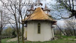 [P23] Biserica La Temelie văzută din ”spate”, cu altarul în prim plan. Deasupra se văd cele patru turle dispuse în cruce, iar în dreapta monumentul sub formă de cruce creștină.  » foto by Lucien
 - 
<span class="allrVoted glyphicon glyphicon-heart hidden" id="av855506"></span>
<a class="m-l-10 hidden" id="sv855506" onclick="voting_Foto_DelVot(,855506,21912)" role="button">șterge vot <span class="glyphicon glyphicon-remove"></span></a>
<a id="v9855506" class=" c-red"  onclick="voting_Foto_SetVot(855506)" role="button"><span class="glyphicon glyphicon-heart-empty"></span> <b>LIKE</b> = Votează poza</a> <img class="hidden"  id="f855506W9" src="/imagini/loader.gif" border="0" /><span class="AjErrMes hidden" id="e855506ErM"></span>