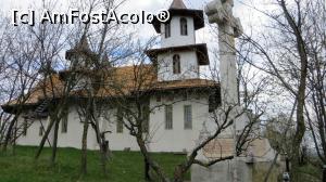 [P24] Monumentul cruce creștină trilobată situat în fața bisericii, în partea stângă. Pe postament sunt înscrise texte pisanie și psalmi.  » foto by Lucien
 - 
<span class="allrVoted glyphicon glyphicon-heart hidden" id="av855507"></span>
<a class="m-l-10 hidden" id="sv855507" onclick="voting_Foto_DelVot(,855507,21912)" role="button">șterge vot <span class="glyphicon glyphicon-remove"></span></a>
<a id="v9855507" class=" c-red"  onclick="voting_Foto_SetVot(855507)" role="button"><span class="glyphicon glyphicon-heart-empty"></span> <b>LIKE</b> = Votează poza</a> <img class="hidden"  id="f855507W9" src="/imagini/loader.gif" border="0" /><span class="AjErrMes hidden" id="e855507ErM"></span>