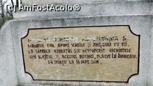 [P25] Înscripție tip pasnie de pe postamentul crucii creștine trilobate în care este amintită familia ctitorului bisericii și anul 2006 când a fost sfințită biserica.  » foto by Lucien
 - 
<span class="allrVoted glyphicon glyphicon-heart hidden" id="av855508"></span>
<a class="m-l-10 hidden" id="sv855508" onclick="voting_Foto_DelVot(,855508,21912)" role="button">șterge vot <span class="glyphicon glyphicon-remove"></span></a>
<a id="v9855508" class=" c-red"  onclick="voting_Foto_SetVot(855508)" role="button"><span class="glyphicon glyphicon-heart-empty"></span> <b>LIKE</b> = Votează poza</a> <img class="hidden"  id="f855508W9" src="/imagini/loader.gif" border="0" /><span class="AjErrMes hidden" id="e855508ErM"></span>