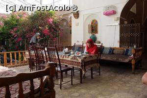 [P43] Yazd, Hotelul Tradițional Kohan, Spațiul pentru micul dejun și alte activități și una din coliviile cu păsări cântătoare...  » foto by mprofeanu
 - 
<span class="allrVoted glyphicon glyphicon-heart hidden" id="av858413"></span>
<a class="m-l-10 hidden" id="sv858413" onclick="voting_Foto_DelVot(,858413,21958)" role="button">șterge vot <span class="glyphicon glyphicon-remove"></span></a>
<a id="v9858413" class=" c-red"  onclick="voting_Foto_SetVot(858413)" role="button"><span class="glyphicon glyphicon-heart-empty"></span> <b>LIKE</b> = Votează poza</a> <img class="hidden"  id="f858413W9" src="/imagini/loader.gif" border="0" /><span class="AjErrMes hidden" id="e858413ErM"></span>