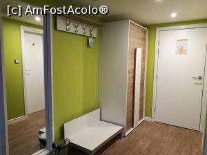 [P09] Holul de la intrarea în suită, cu dulapul, cuierul, oglinda și coșul de gunoi; în dreapta, se face ușa de la baie » foto by crismis
 - 
<span class="allrVoted glyphicon glyphicon-heart hidden" id="av865381"></span>
<a class="m-l-10 hidden" id="sv865381" onclick="voting_Foto_DelVot(,865381,22076)" role="button">șterge vot <span class="glyphicon glyphicon-remove"></span></a>
<a id="v9865381" class=" c-red"  onclick="voting_Foto_SetVot(865381)" role="button"><span class="glyphicon glyphicon-heart-empty"></span> <b>LIKE</b> = Votează poza</a> <img class="hidden"  id="f865381W9" src="/imagini/loader.gif" border="0" /><span class="AjErrMes hidden" id="e865381ErM"></span>