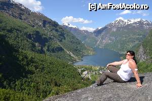 P16 [MAY-2013] Fjordsetet și stânca ce se aruncă amenințător deasupra râului ce traversează satul Geiranger