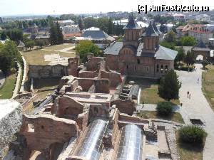 [P21] Targoviste, Curtea Domneasca - Din Turnul Chindiei se vad ruinele palatului, Biserica Mare, intrarea in incinta, cladirea muzeului, Biserica Sf. Vineri si o parte a Casei doamnei Balasa. In plan indepartat, intre turlele Bisericii Mari, se vad turlele Manastirii Stelea. » foto by iulianic
 - 
<span class="allrVoted glyphicon glyphicon-heart hidden" id="av363284"></span>
<a class="m-l-10 hidden" id="sv363284" onclick="voting_Foto_DelVot(,363284,22157)" role="button">șterge vot <span class="glyphicon glyphicon-remove"></span></a>
<a id="v9363284" class=" c-red"  onclick="voting_Foto_SetVot(363284)" role="button"><span class="glyphicon glyphicon-heart-empty"></span> <b>LIKE</b> = Votează poza</a> <img class="hidden"  id="f363284W9" src="/imagini/loader.gif" border="0" /><span class="AjErrMes hidden" id="e363284ErM"></span>