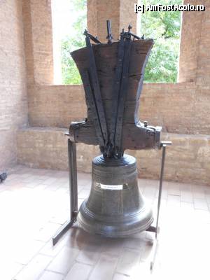 [P32] Targoviste, Curtea Domneasca - Clopot expus in pridvorul Bisericii Mari.  » foto by iulianic
 - 
<span class="allrVoted glyphicon glyphicon-heart hidden" id="av363295"></span>
<a class="m-l-10 hidden" id="sv363295" onclick="voting_Foto_DelVot(,363295,22157)" role="button">șterge vot <span class="glyphicon glyphicon-remove"></span></a>
<a id="v9363295" class=" c-red"  onclick="voting_Foto_SetVot(363295)" role="button"><span class="glyphicon glyphicon-heart-empty"></span> <b>LIKE</b> = Votează poza</a> <img class="hidden"  id="f363295W9" src="/imagini/loader.gif" border="0" /><span class="AjErrMes hidden" id="e363295ErM"></span>
