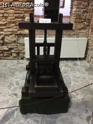 [P13] presa de legat carti (sec XVII) - Muzeul Tiparului » foto by Dan&Ema
 - 
<span class="allrVoted glyphicon glyphicon-heart hidden" id="av870100"></span>
<a class="m-l-10 hidden" id="sv870100" onclick="voting_Foto_DelVot(,870100,22157)" role="button">șterge vot <span class="glyphicon glyphicon-remove"></span></a>
<a id="v9870100" class=" c-red"  onclick="voting_Foto_SetVot(870100)" role="button"><span class="glyphicon glyphicon-heart-empty"></span> <b>LIKE</b> = Votează poza</a> <img class="hidden"  id="f870100W9" src="/imagini/loader.gif" border="0" /><span class="AjErrMes hidden" id="e870100ErM"></span>