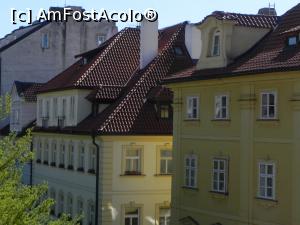 [P19] Un zoom de pe Podul Carol către hotel. Se vede bine etajul 3, camera 9 fiind cea care are acces la cele 2 lucarne de pe colț, iar camerele 7 și 8 se observă că au cîte un mic balcon franțuzesc. Tot aici se vede și cam pe unde are ferestrele camera 10, „la cucurigu”, spre vîrful acoperișului. » foto by abancor
 - 
<span class="allrVoted glyphicon glyphicon-heart hidden" id="av871730"></span>
<a class="m-l-10 hidden" id="sv871730" onclick="voting_Foto_DelVot(,871730,22173)" role="button">șterge vot <span class="glyphicon glyphicon-remove"></span></a>
<a id="v9871730" class=" c-red"  onclick="voting_Foto_SetVot(871730)" role="button"><span class="glyphicon glyphicon-heart-empty"></span> <b>LIKE</b> = Votează poza</a> <img class="hidden"  id="f871730W9" src="/imagini/loader.gif" border="0" /><span class="AjErrMes hidden" id="e871730ErM"></span>