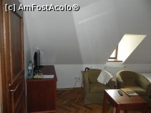 [P03] Zona de ședere, minibarul și comoda TV din camera 9 (mobilierul nu mai este acesta, a fost schimbat lunile trecute).  » foto by abancor
 - 
<span class="allrVoted glyphicon glyphicon-heart hidden" id="av871714"></span>
<a class="m-l-10 hidden" id="sv871714" onclick="voting_Foto_DelVot(,871714,22173)" role="button">șterge vot <span class="glyphicon glyphicon-remove"></span></a>
<a id="v9871714" class=" c-red"  onclick="voting_Foto_SetVot(871714)" role="button"><span class="glyphicon glyphicon-heart-empty"></span> <b>LIKE</b> = Votează poza</a> <img class="hidden"  id="f871714W9" src="/imagini/loader.gif" border="0" /><span class="AjErrMes hidden" id="e871714ErM"></span>